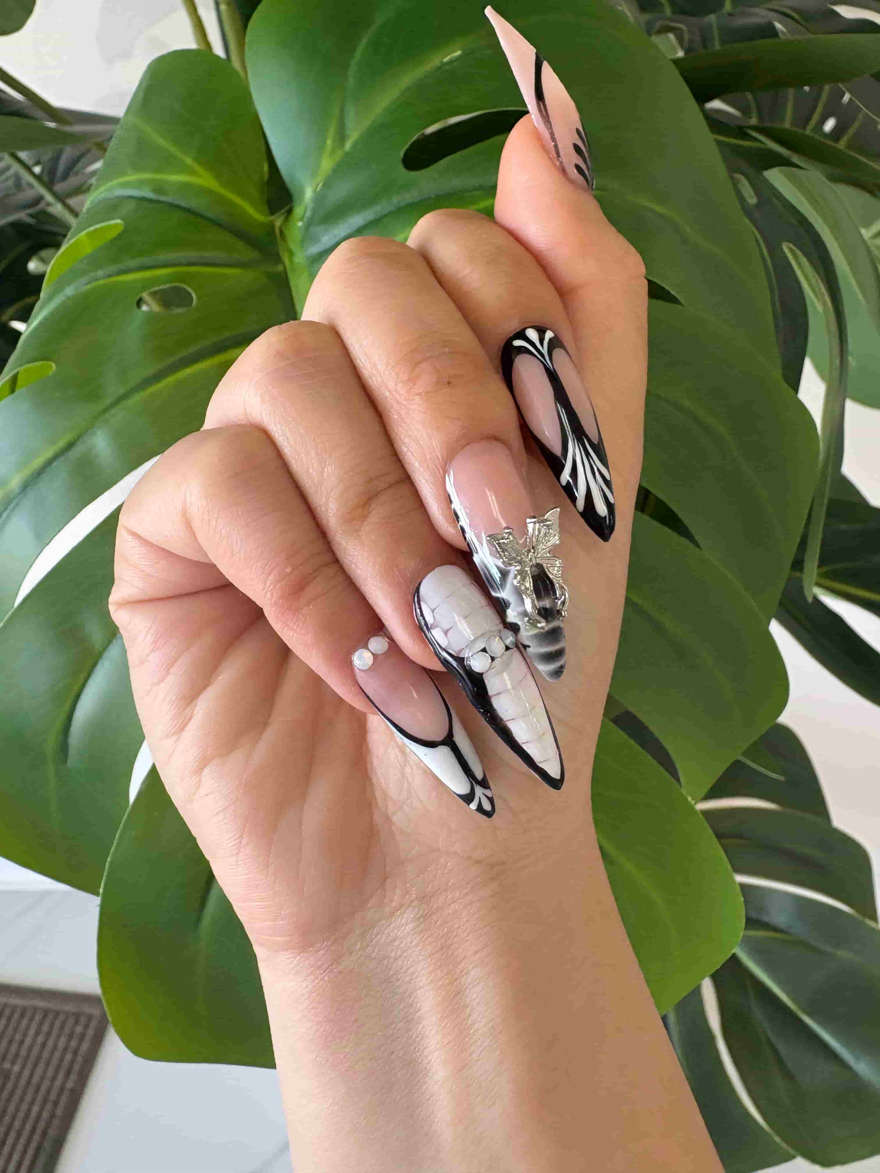 Eva Nails & Lashes decor